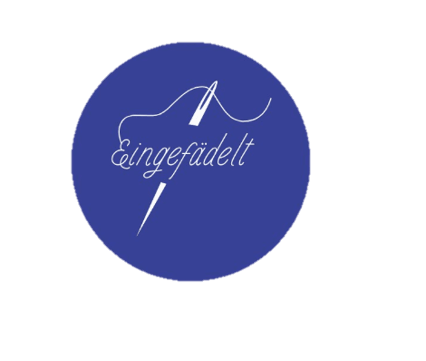 Logo für das Projekt Eingefädelt. Zeigt den Schriftzug als wäre dieser mit Nadel und Faden (ebenfalls abgebildet) gestickt, in weiß auf blauem Grund. 